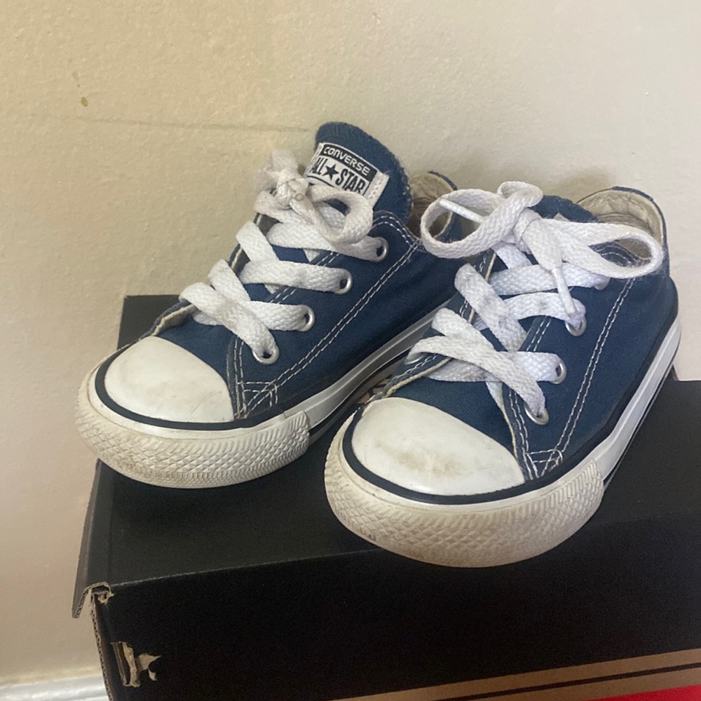 Converse low top navy